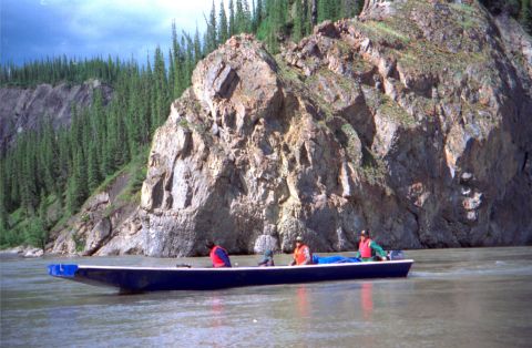 Scow entering the lower part of Chuu Tr’idaoodìich’uu (Peel Canyon) on Teetł’it Gwinjik (Peel River), July 17, 1996.